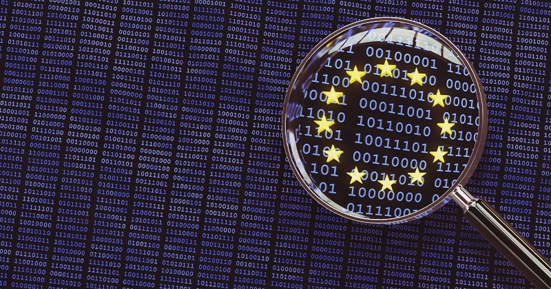 proteção de dados do consumidor: lupa sobre código binário, com símbolo da União Europeia